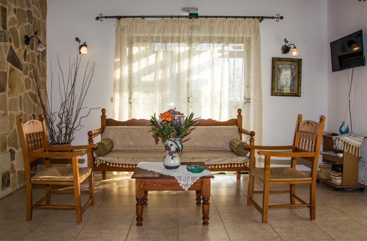 Manos * Kalamitsi Amygdali